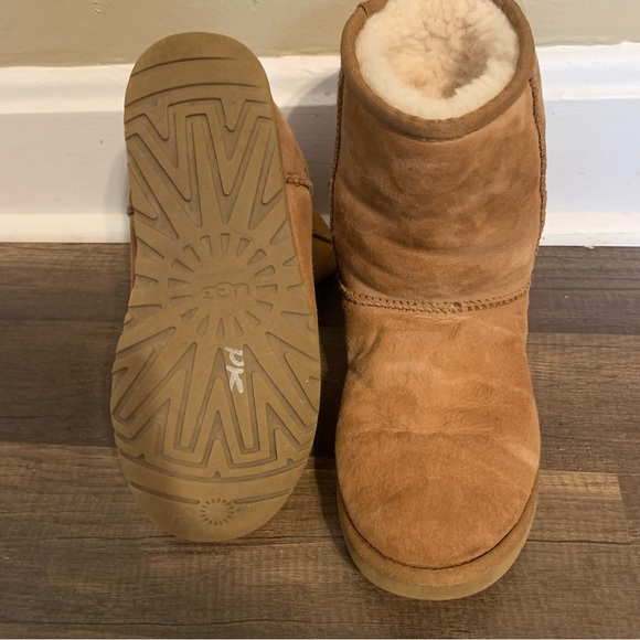 UGGS - Picture 5 of 9